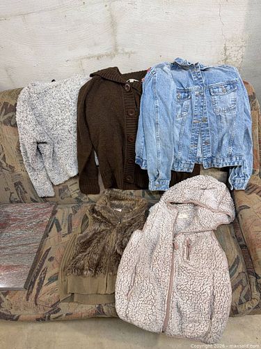 Lot of 4–5 Women's Jackets, Sweaters, Vests & Cardigans (1 of 4)
