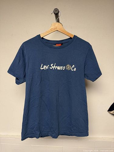 Levi’s woman t-shirt  (1 of 3)