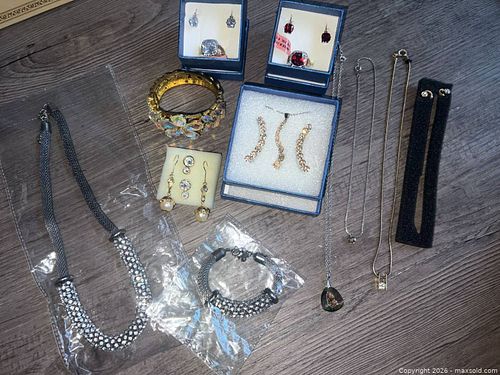 Women's Fashion Jewelry Lot: Necklaces, Bracelets, Earrings & Rings (1 of 14)