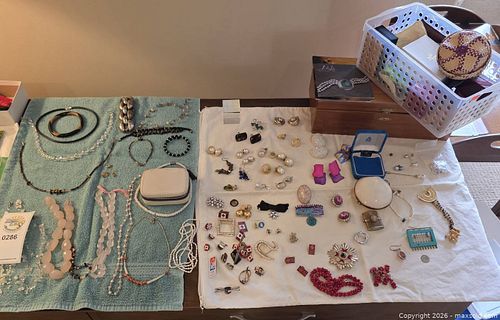 Vintage Costume Jewelry Lot with Boxes & Religious Medals (1 of 20)