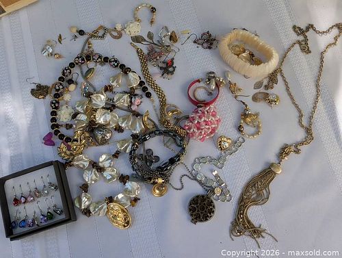 LOTS MORE ASSORTED JEWELLRY (1 of 20)