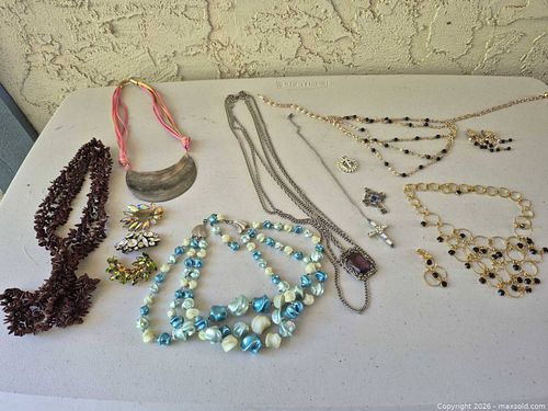 Mixed Lot Costume Jewelry: Necklaces, Brooches, Pendants (1 of 20)