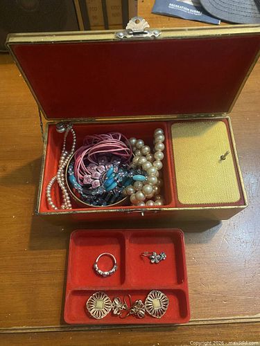 Musical jewellery box (1 of 4)