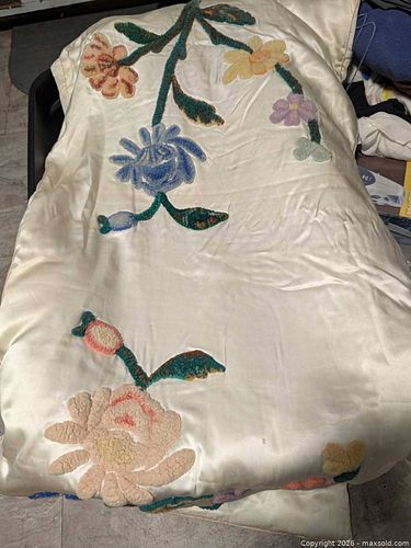 Ivory Chenille Applique Satin Bedspread, Full/Queen (1 of 4)