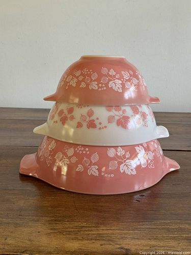 Set of Three Pink Gooseberry Pyrex Cinderella Nesting Mixing Bowls (1 of 13)