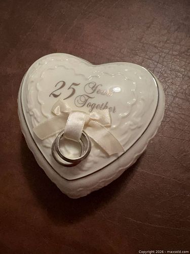 San Francisco Music Box Company Heart-Shaped Ceramic Music Box (1 of 4)