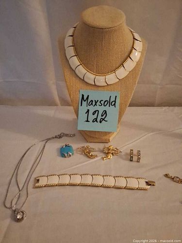 Butler lot;Costume Jewelry Set with Necklace, Bracelet, Pendant & Earrings (1 of 16)