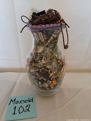 Costume Jewelry Mixed Lot: Necklaces, Bracelets, Earrings, Brooches (1 of 9)