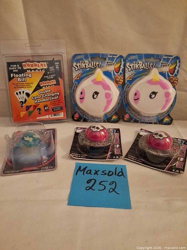 Mixed small toys lot: MonColle Froakie, Houdini magic kit, StikBalls (1 of 5)