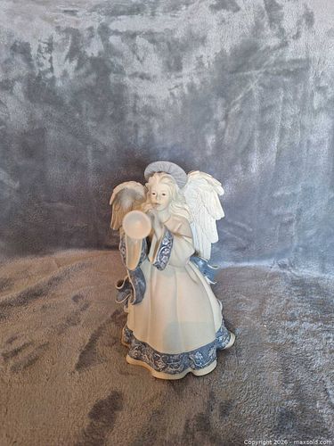 Angel figurine (1 of 4)