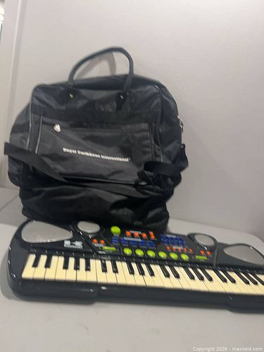 Kawasaki electronic keyboard with carrying bag (1 of 7)