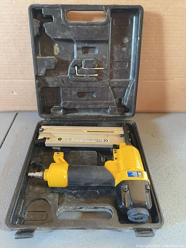 Pneumatic 18-GA Brad Nailer (1 of 3)