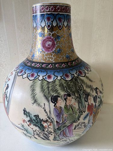 Chinese Famille Rose Gourd Porcelain Vase with Gilt Decoration (1 of 6)