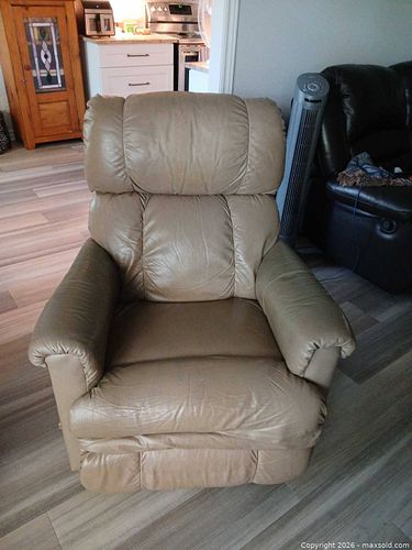 Tan/Beige Confortable Leather Manual Rocker Recliner Chair  (1 of 5)