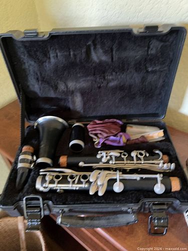 Student Clarinet with Case, Mouthpiece, Reeds & Method Books (1 of 9)