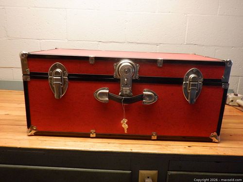 Locking Storage Trunk (1 of 10)