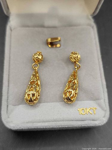 Gold Earrings. A (1 of 4)