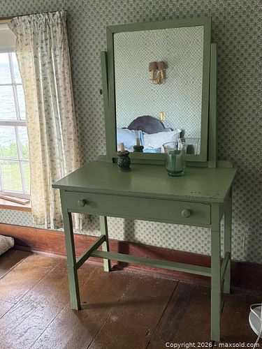 Vintage Vanity dresser (1 of 3)