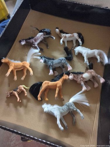 Lot of ~9 Small Flocked & Plastic Toy/Figurine Horses (1 of 4)
