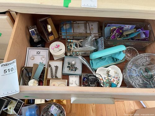 Watches, Jewelry, Trinket Boxes & Earrings (1 of 16)