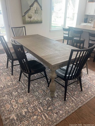 Kitchen table with 4 chairs and bench seating. Haverty's furniture  (1 of 9)