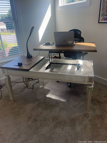 Office desk and lamp. (1 of 8)