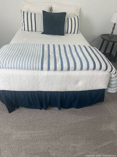 Queen bed  (1 of 5)