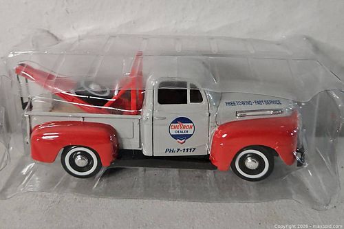 Cash's 49' Ford Chevron Tow Truck  (1 of 4)