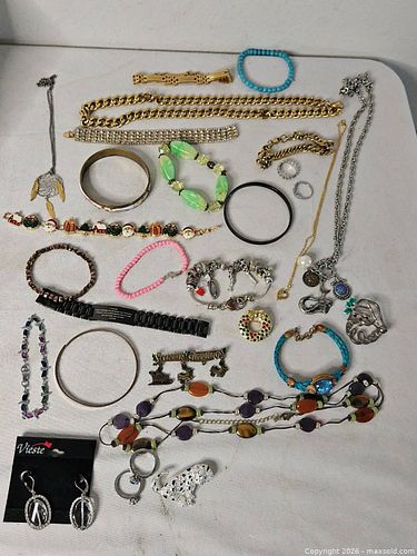 Lot Of Assorted Jewelry  (1 of 6)