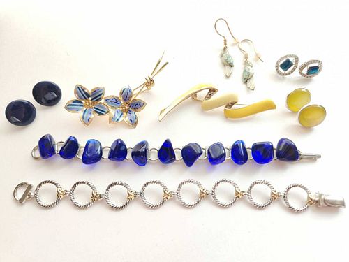 Assorted Costume Jewelry Lot: Bracelet, Earrings, Brooch, Hair Clip (1 of 7)