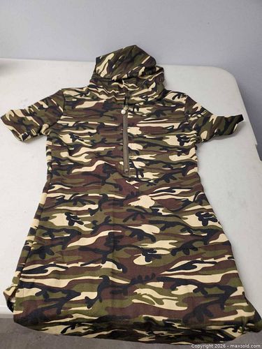 Camo Hooded Zippered Dress, Size L (1 of 4)
