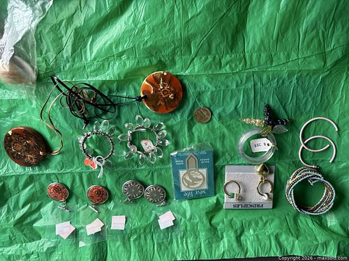 Mixed Jewelry Lot: Necklaces, Bracelets, Earrings, Shells, Keychain (1 of 4)