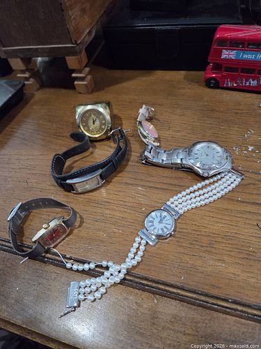 Assorted wristwatches and desk clock, mixed brands (1 of 6)