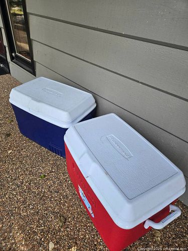 2x Large Rubbermaid Coolers (1 of 3)