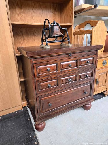 4-Drawer Dresser with Pull-Out Shelf (1 of 5)