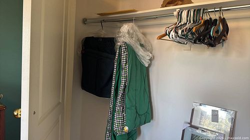 Sleeping Bag, Garment/Travel Bag and Hangers B (1 of 9)