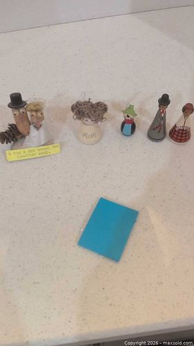 Lot of 4–6 Small Folk Art Decorative Figurines (1 of 12)