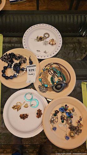 Costume Jewelry Lot: Necklaces, Earrings, Brooches & Pendants B (1 of 18)