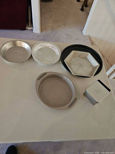 Lot of 5-7 Assorted Baking Pans, Pie Tins and Kitchen Tins (1 of 5)