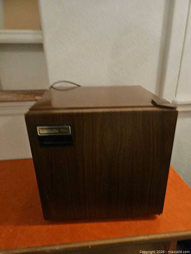 Montgomery Ward Mini Refrigerator LBS-1009C, Brown Woodgrain (1 of 5)