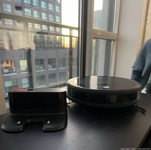 Robot Vacuum (1 of 4)
