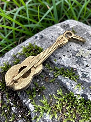 Vintage 10K Yellow Gold Acoustic Guitar Charm Pendant (1 of 6)