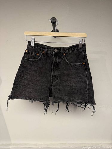 Black shorts woman (1 of 3)