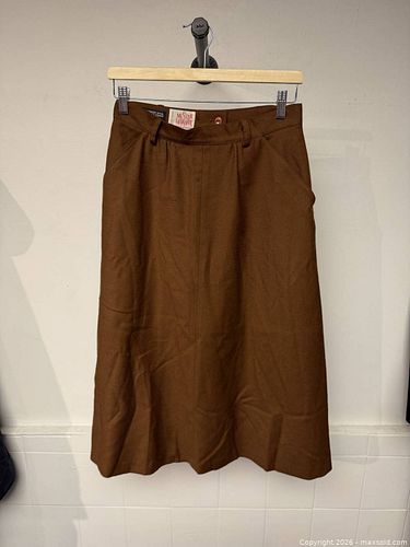 Brown woman long skirt (1 of 3)