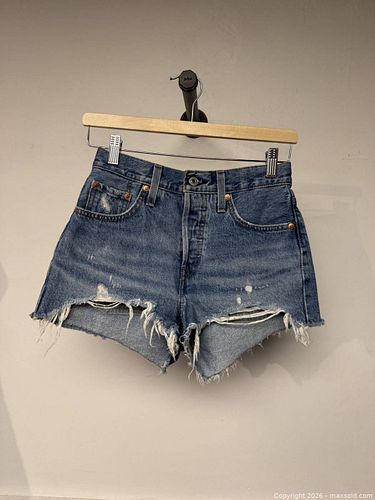 Levi’s woman shorts (1 of 3)