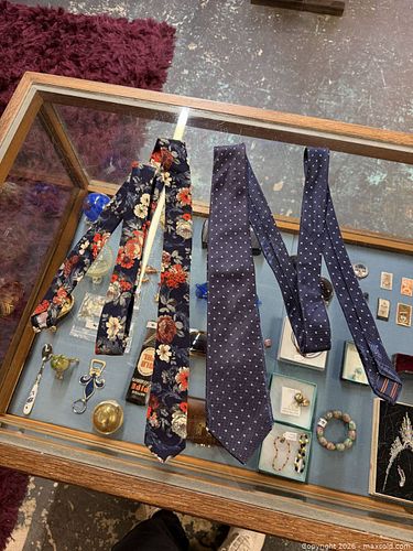 Pack of two ties (1 of 3)