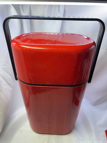MoMA Red Insulated Thermos with Black Handle (1 of 7)