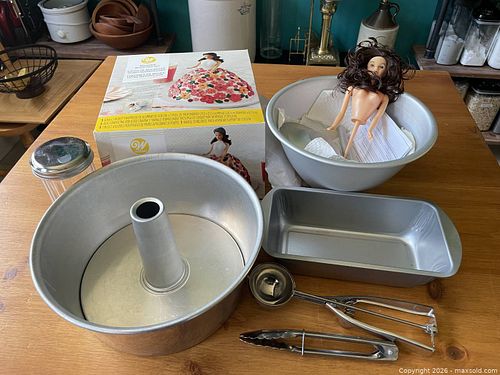 Cake pan sets plus other items (1 of 10)