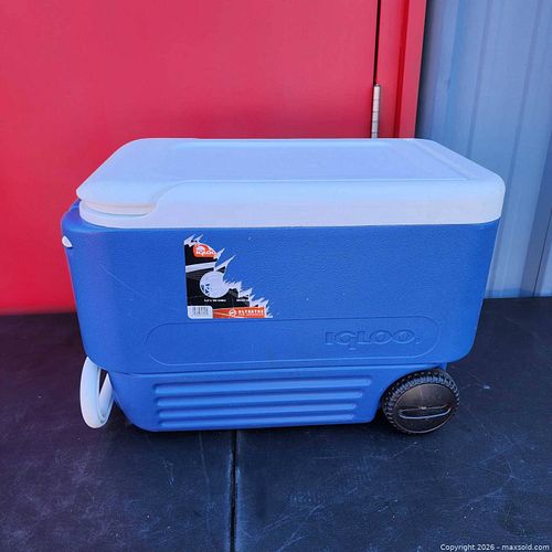Igloo 38 Qt Blue & White Wheeled Cooler with Telescoping Handle (1 of 8)