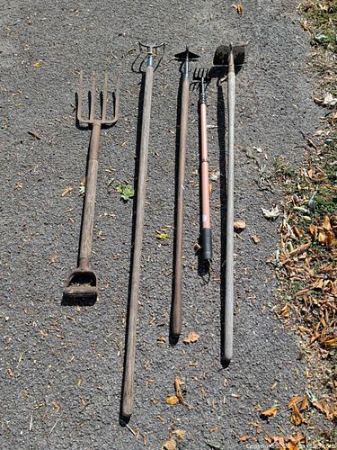 Lot of 4-6 Assorted Garden Tools: Pitchfork, Hoe, Cultivator, Shovel (1 of 5)